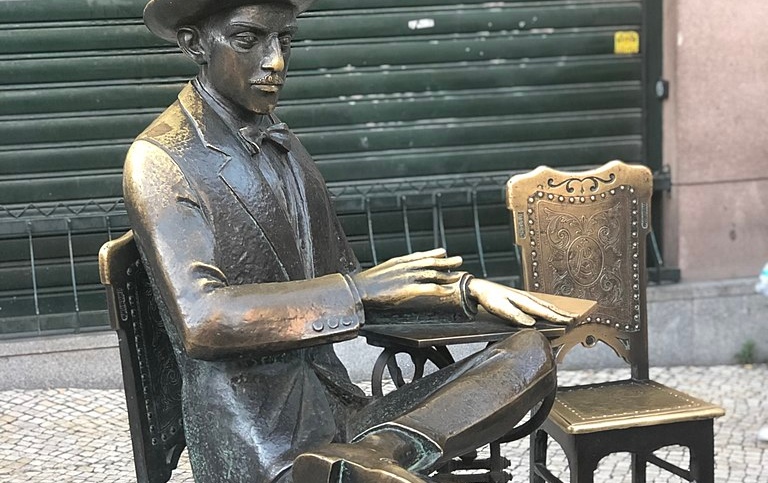 Estatua del escritor Fernando Pessoa en el Café Brasileira en Lisboa, Portugal.